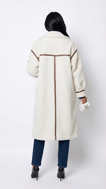Manteau blanc à col larges avec sangles