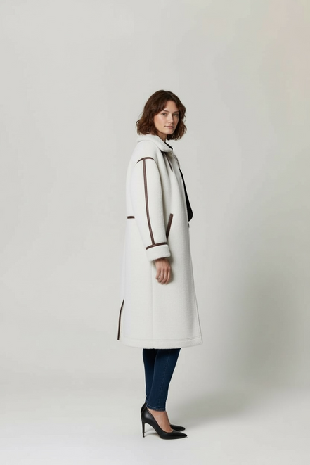 Manteau blanc à col larges avec sangles
