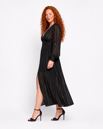 Robe avec encolure en V et fermeture boutonnée sur le devant.