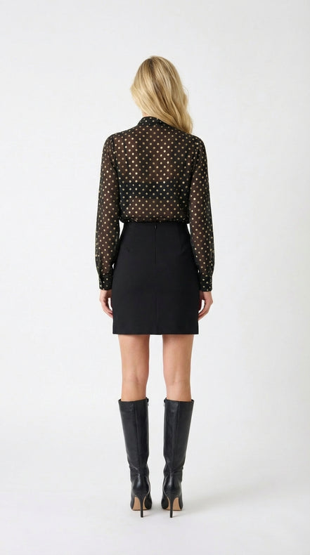 Chemisier à manches longues avec col lavallière à nouer.