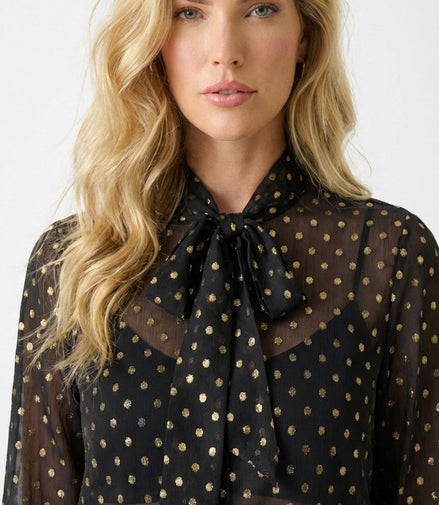 Chemisier à manches longues avec col lavallière à nouer.