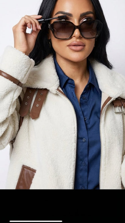 Manteau blanc à col larges avec sangles