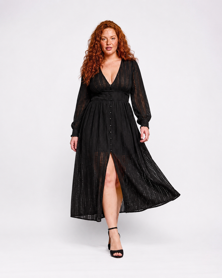 Robe avec encolure en V et fermeture boutonnée sur le devant.