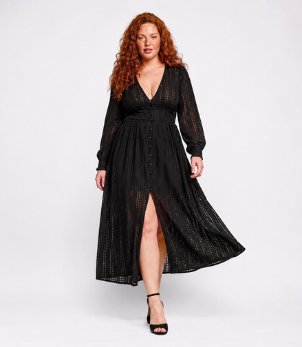 Robe avec encolure en V et fermeture boutonnée sur le devant.