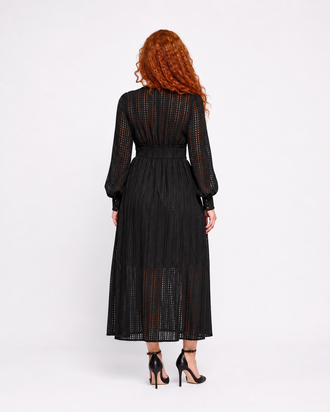 Robe avec encolure en V et fermeture boutonnée sur le devant.