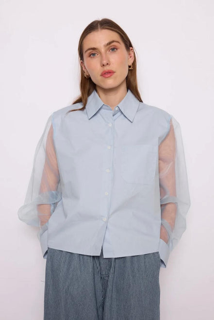 Chemisier bleu manches transparentes