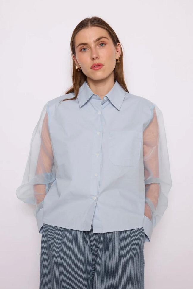 Chemisier bleu manches transparentes