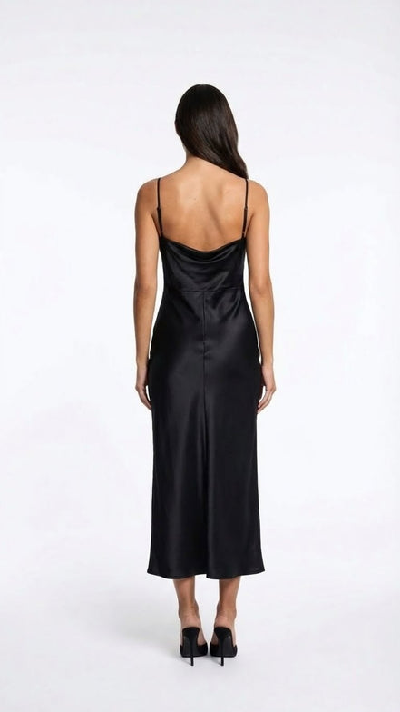 Robe fluide avec encolure drapée