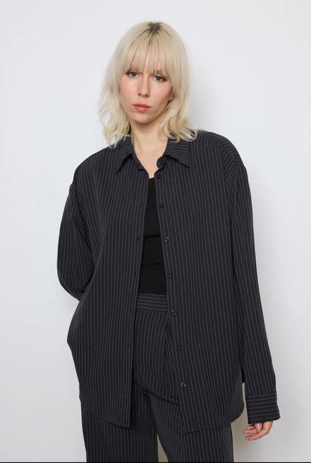 Chemise bleu noir à rayures