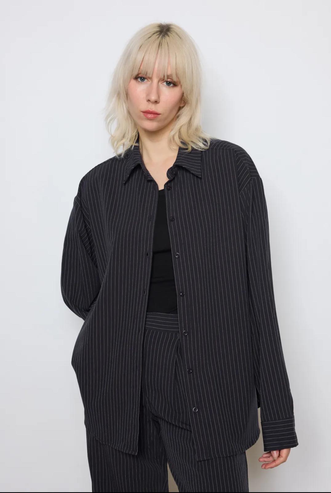 Chemise bleu noir à rayures